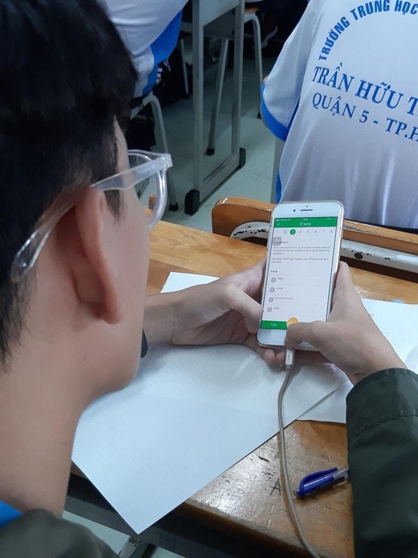 Học sinh làm bài kiểm tra trên điện thoại..