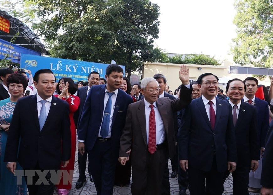 Giáo sư, tiến sỹ Nguyễn Phú Trọng, Tổng Bí thư, Chủ tịch nước, cựu học sinh Trường THPT Nguyễn Gia Thiều đến dự Lễ kỷ niệm 70 năm thành lập trường. Ảnh:TTXVN.  