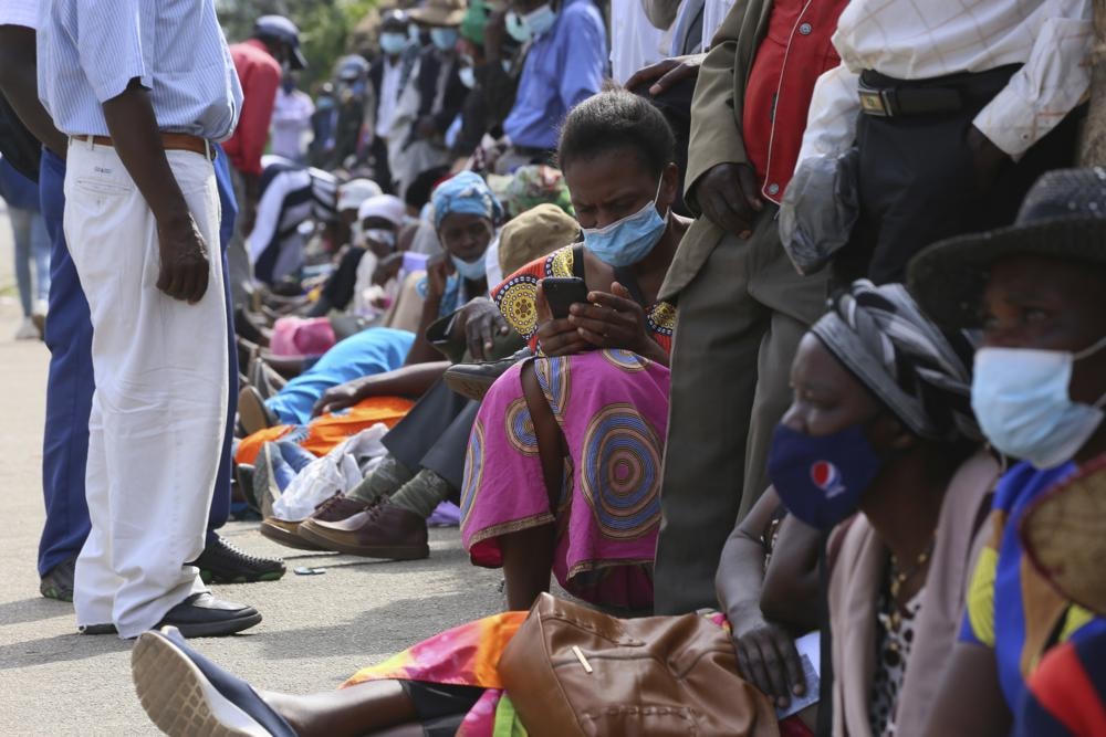 Hàng dài người dân chờ đợi phía ngoài một ngân hàng ở thủ đô Harare, Zimbabwe chờ đổi ngoại tệ. Ảnh: AP.