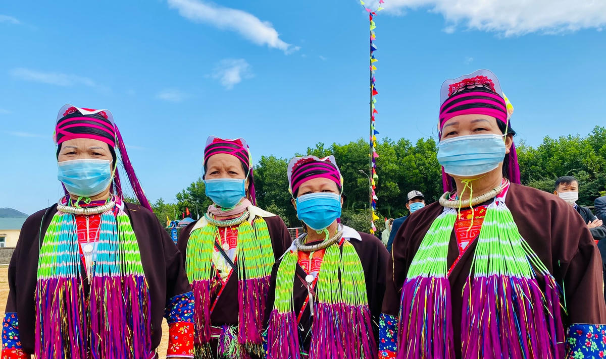 Phụ nữ dân tộc Dao duyên dáng trong trang phục truyền thống, tham dự Ngày hội.