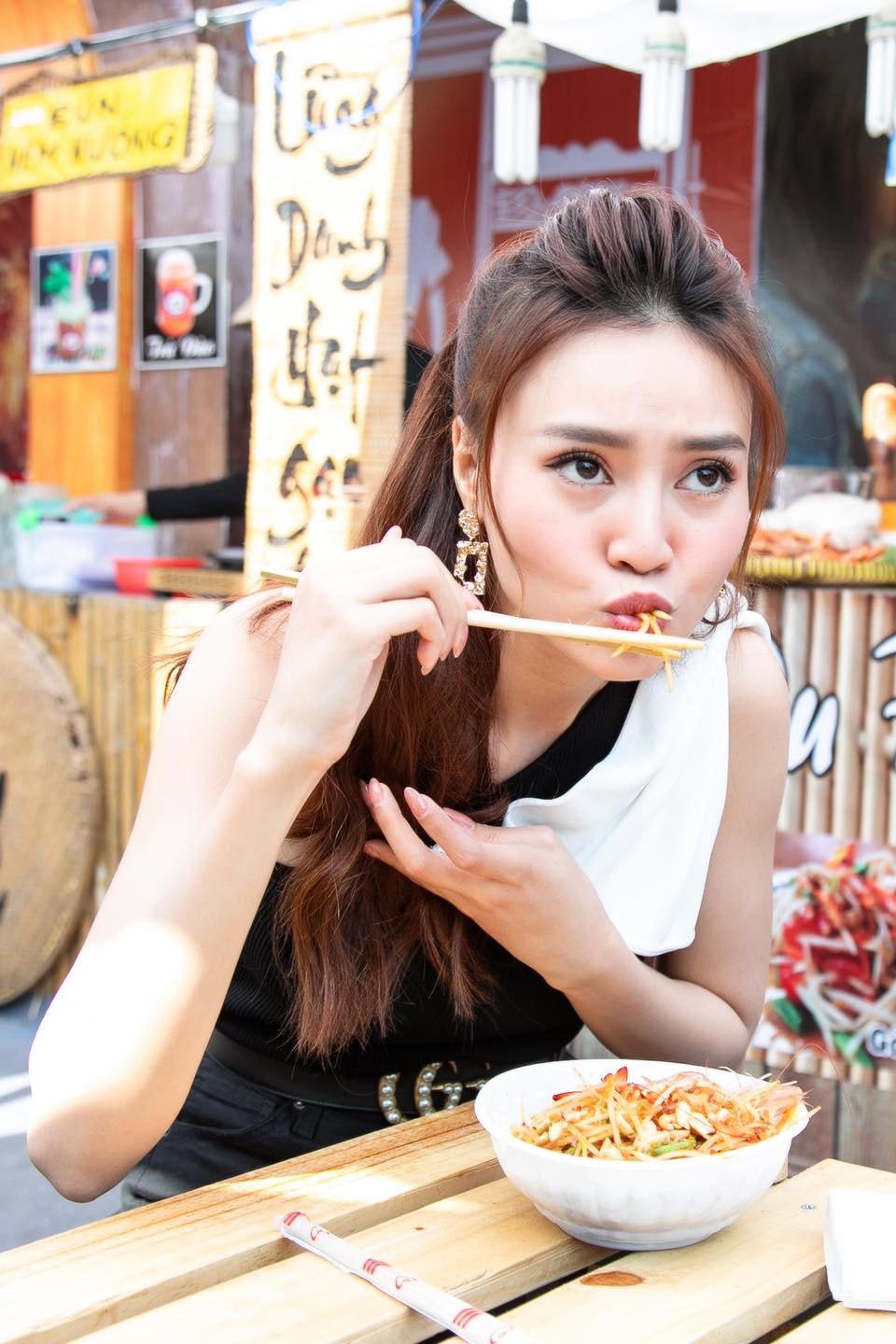 Ninh Dương Lan Ngọc nhem nhem cả nhà: “Ngắm Ngọc rồi ăn tối thiệt ngon nha”.