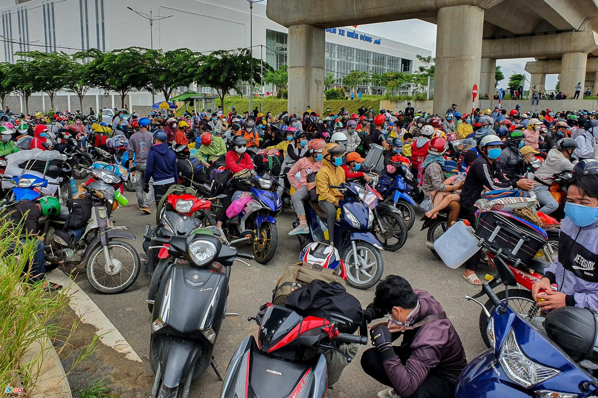 Sáng 15/8, hàng trăm người chạy xe máy đổ xô về quê qua cửa ngõ phía đông TP HCM. Đến chốt kiểm soát dịch trên quốc lộ 1 (TP Thủ Đức), họ bị lực lượng chức năng chặn lại, yêu cầu quay trở lại nơi xuất phát.