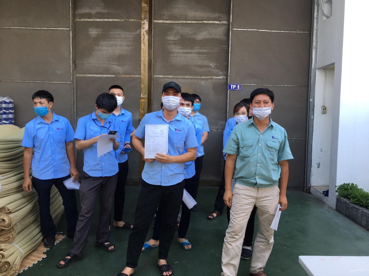 Công ty sản xuất và xuất nhập khẩu bao bì Thăng Long (Khu công nghiệp đa nghề Đình bảng, huyện Từ Sơn - Bắc Ninh) chuẩn bị lấy mẫu xét nghiệm Covid-19.