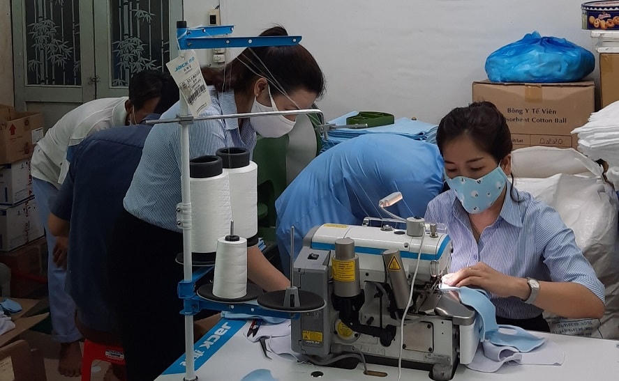 các nhân viên y tế tất bật may khẩu trang