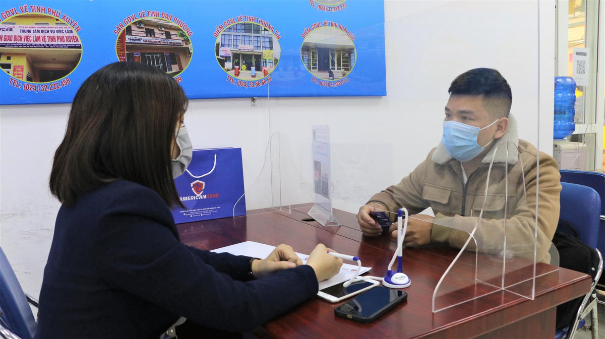Người lao động tìm kiếm thông tin việc làm tại Trung tâm Dịch vụ việc làm Hà Nội.