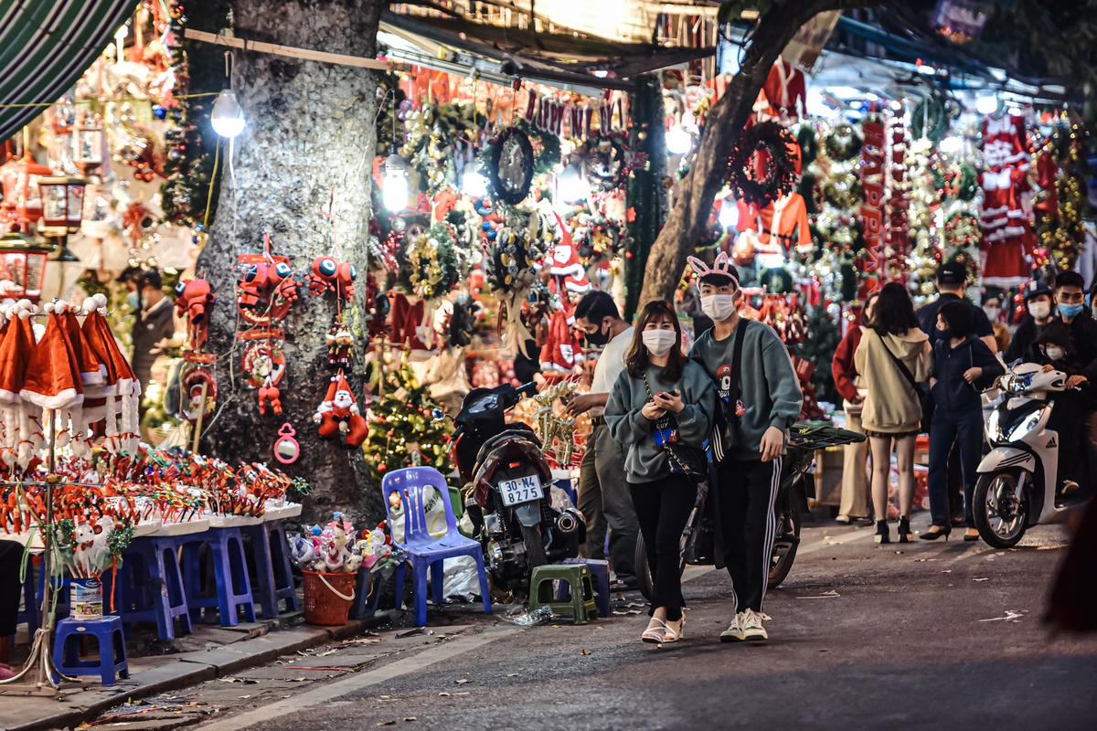 Có lẽ phố Hàng Mã là nơi cảm nhận rõ ràng nhất về không khí Noel tại Hà Nội. Cả tuyến phố đều rực rỡ màu đỏ, nhiều bạn trẻ ghé thăm mua những phụ kiện trang trí ngày Noel.