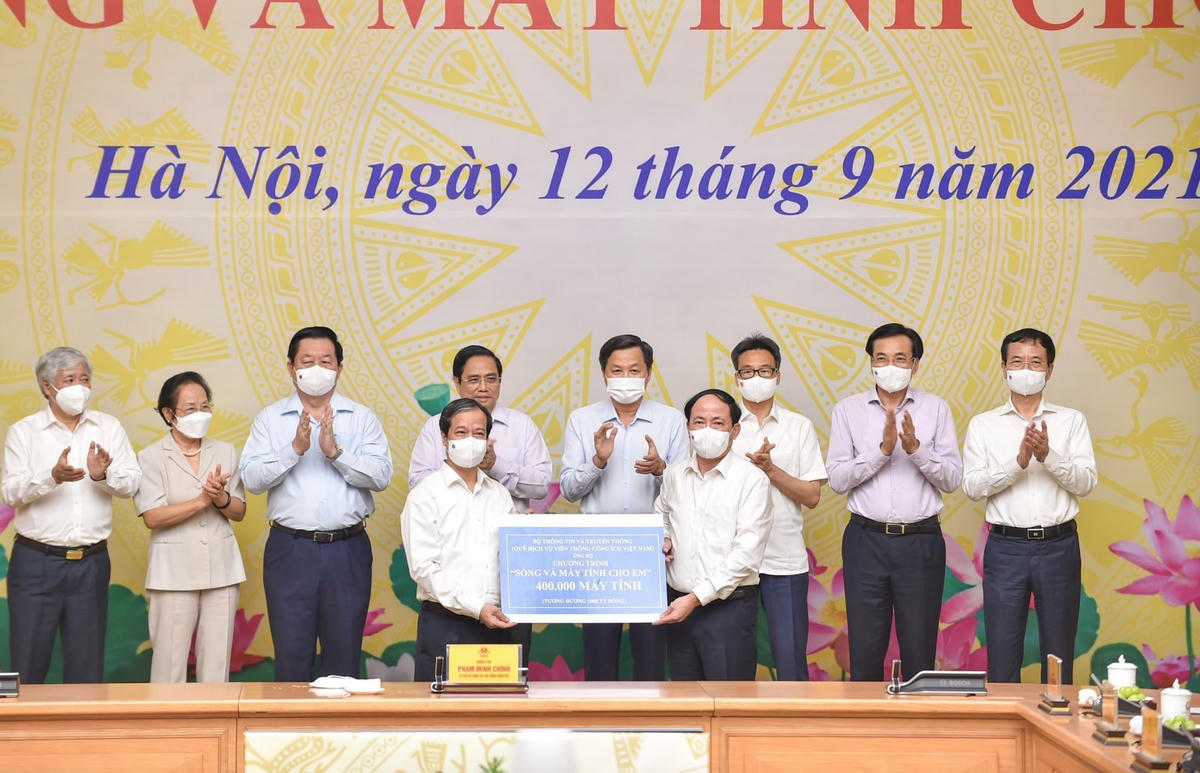 Bộ trưởng Bộ GDĐT Nguyễn Kim Sơn thay mặt Ngành Giáo dục nhận ủng hộ từ Bộ Thông tin và Truyền thông.