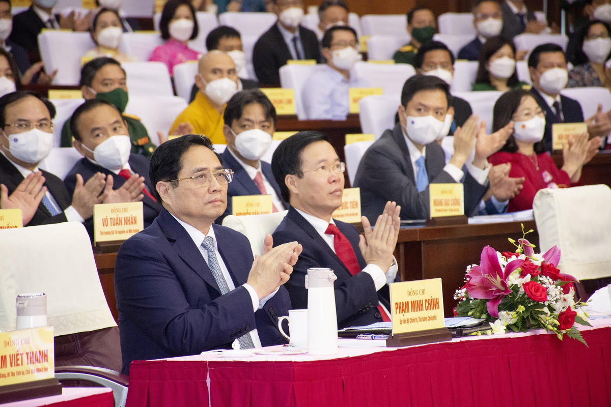 Thủ tướng Chính phủ Phạm Minh Chính (hàng đầu, bên trái) và Thường trực Ban Bí thư Võ Văn Thưởng (hàng đầu, bên phải) tham dự lễ kỷ niệm.