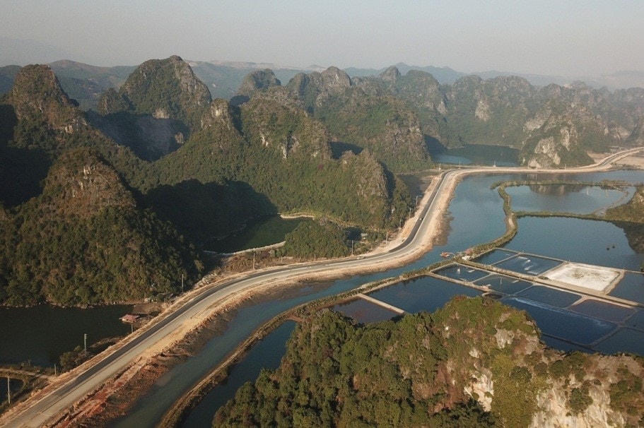 Đường bao biển Hạ Long - Cẩm Phả có chiều dài 18,6 km được xem là một trong những tuyến đường ven biển đẹp nhất Việt Nam. Tuyến đường được khởi công từ tháng 9/2019.