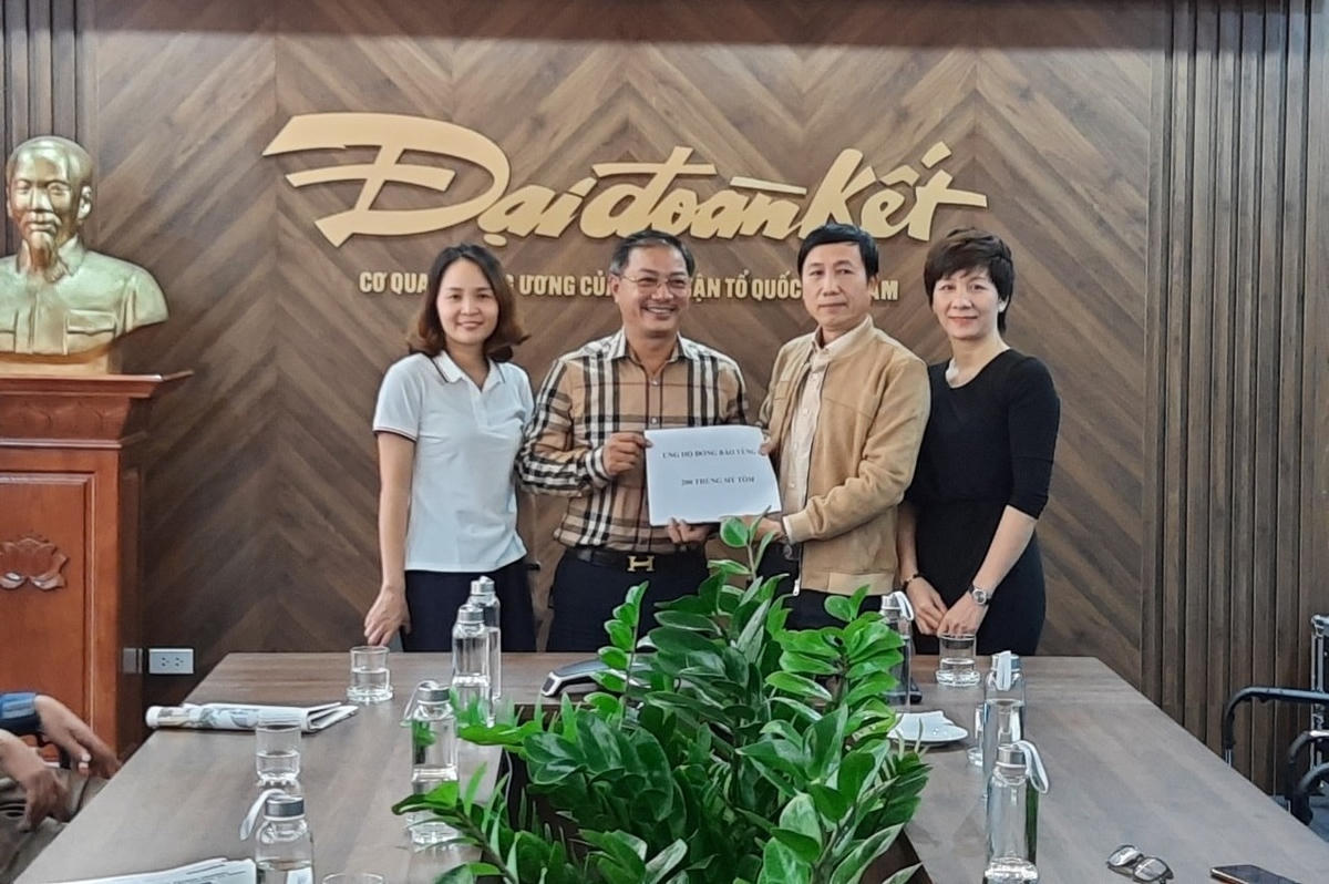 Báo Đại Đoàn Kết tiếp nhận ủng hộ từ đại diện Công ty TNHH Dịch vụ vận tải Xuân Trường.