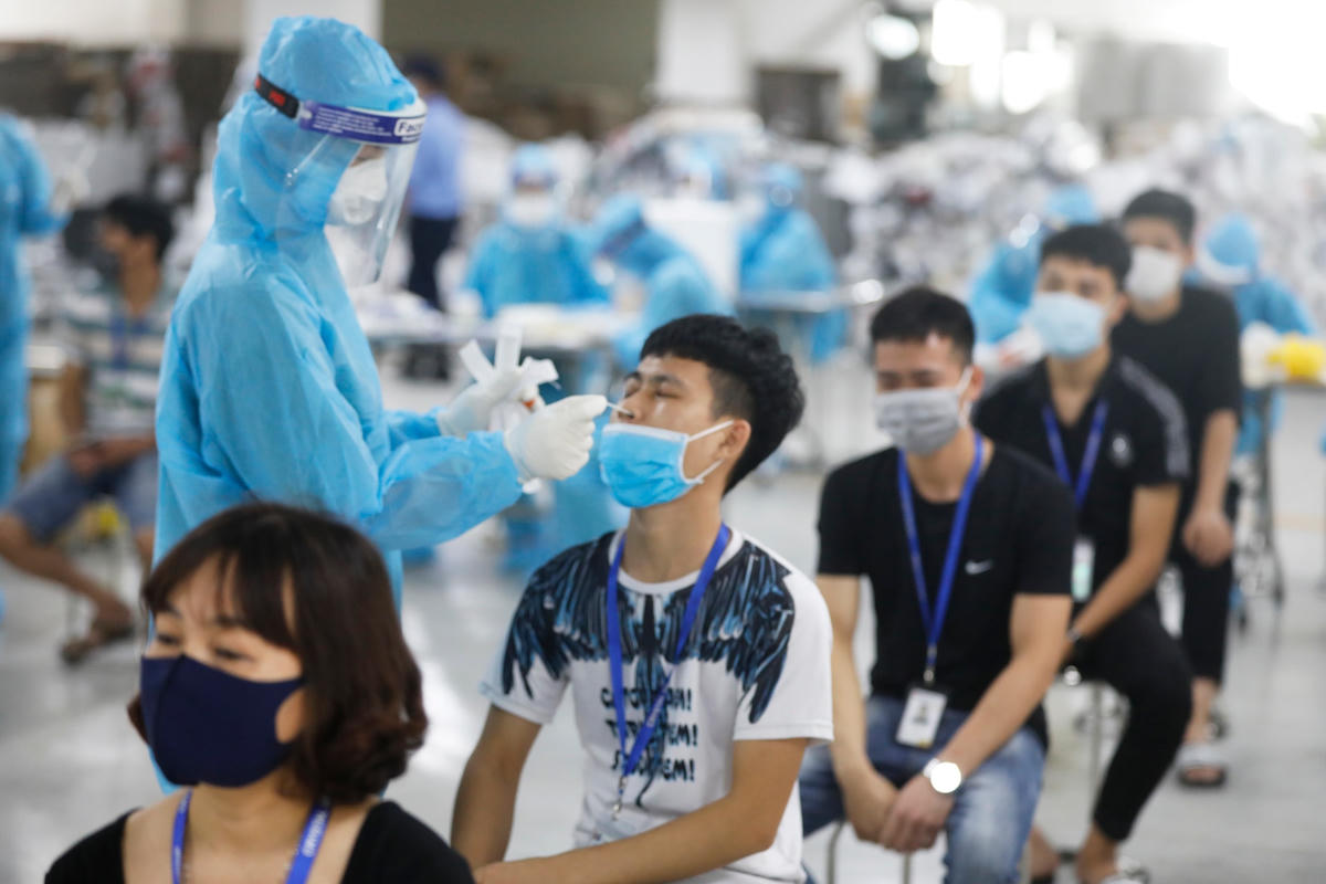 Xét nghiệm cho công nhân khu công nghiệp ở Bắc Giang. Ảnh: Quang Vinh.