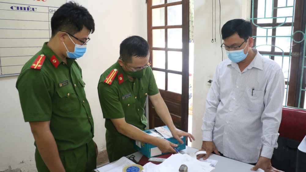 Cơ quan công an thu thập tài liệu tại các phòng làm việc của các bị can.
