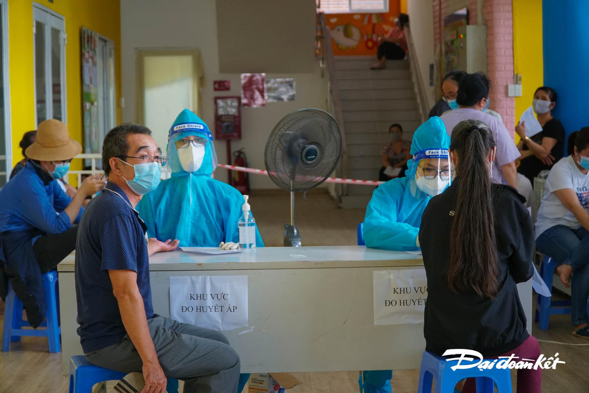 Tại khu vực đo huyến áp, người dân sẽ được kiểm tra sức khỏe, nếu có biểu hiện huyết áp cao, người dân sẽ ngồi nghỉ ngơi tại khu vực quy định, sau đó tiến hành kiểm tra lại.