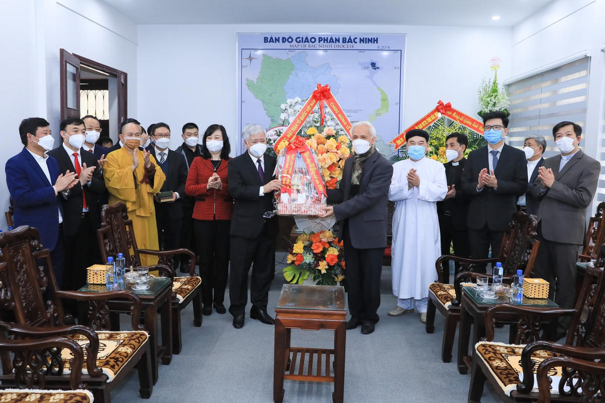 Chủ tịch Đỗ Văn Chiến chúc mừng Giáng sinh Tòa giám mục Giáo phận Bắc Ninh. Ảnh: Quang Vinh.