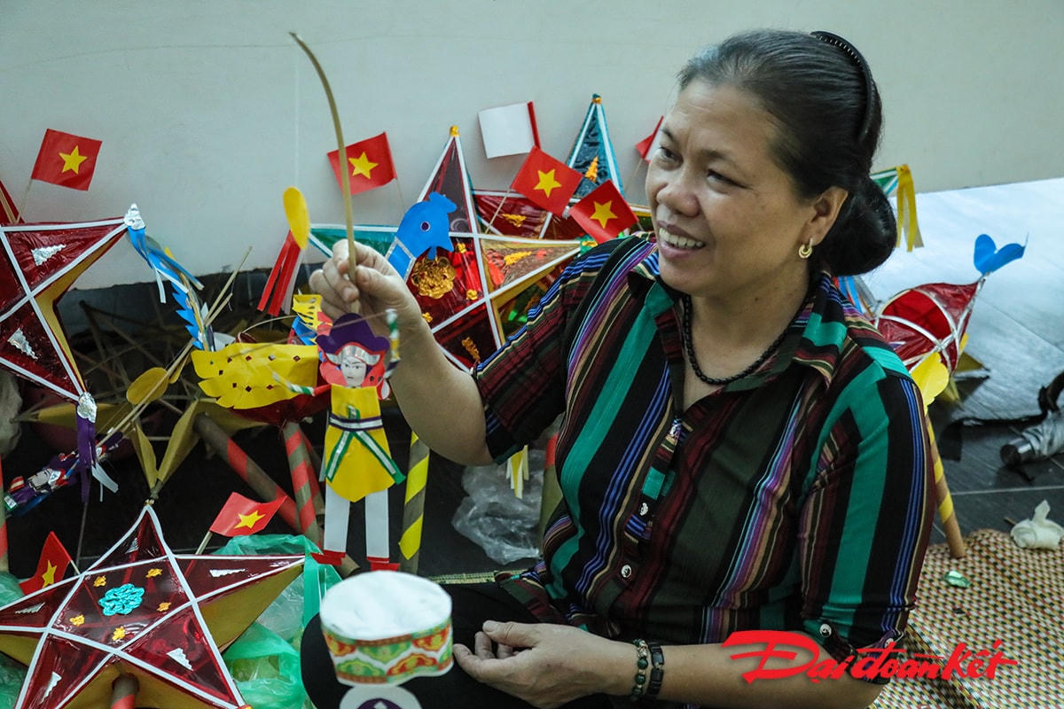 Nghệ nhân Nguyễn Thị Tuyển hướng dẫn cách làm ông Tiến sĩ, ông đánh gậy.