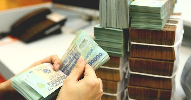 Khi giá vàng lên xuống thất thường, chứng khoán trồi sụt, nhiều người đã gửi tiền vào ngân hàng để bảo toàn tài sản.