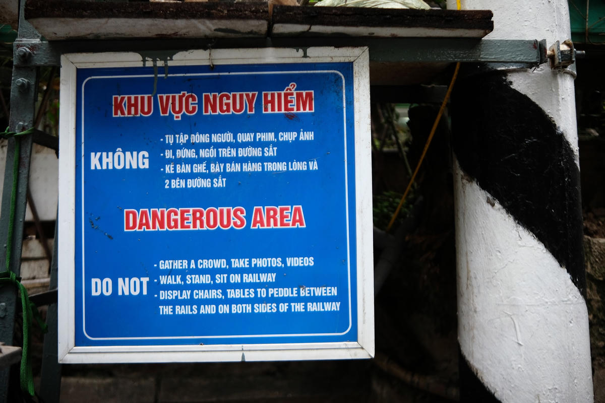 Để giữ an toàn cho khách du lịch, những biển báo đã được đặt ở các lối đi bộ lên phố đường tàu.