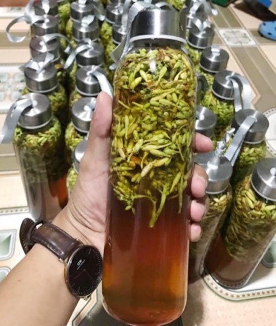 Để giảm vị đắng, hoa thường được ngâm với mật ong.