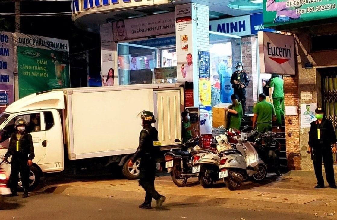 Lực lượng Công an khám xét nhà thuốc. Ảnh: TL.