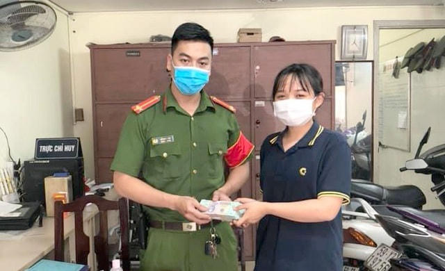 Em Kiều Anh giao số tiền gần 200 triệu đồng nhặt được cho Công an phường 14 (quận Bình Thạnh) để tìm người đánh rơi.