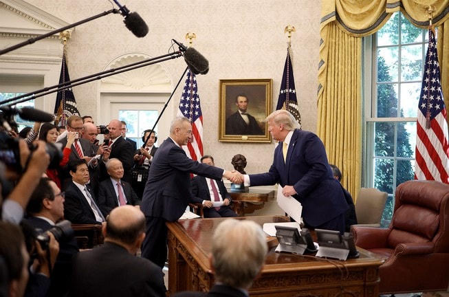 Tổng thống Mỹ Donald Trump bắt tay Phó Thủ tướng Trung Quốc Lưu Hạc tại Nhà Trắng ngày 11/10/2019Ảnh: AP.
