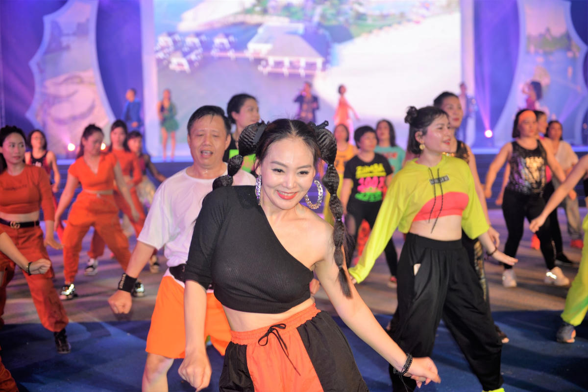Vũ khúc vô cùng sôi động, lôi cuốn người xem hòa mình vào không khí lễ hội...