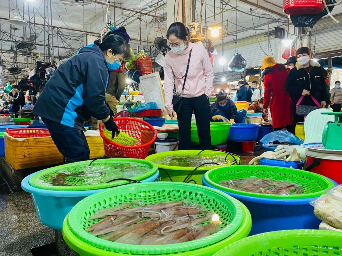 Khắp các góc chợ đều tấp nập người mua bán tạo nên không khí rộn ràng...Các tiểu thương rất phấn khởi vì sức mua của người dân tăng mạnh.Mọi người đều tất bật mua sắm, nhiều người tay xách nách mang vô số thứ nhưng vẫn nán lại để sắm sửa thêm cho một cái Tết đầy đủ, tươm tất.