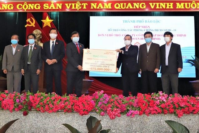 Bảo Lộc tiếp nhận ủng hộ quỷ phòng chống Covid-19.