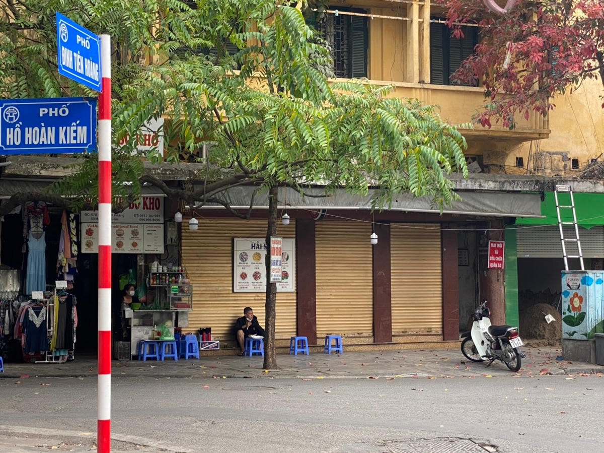 Quán nộm bò khô trên phố Hồ Hoàn Kiếm mở cửa, bày bàn ghế ra vỉa hè. Ảnh: L.A..