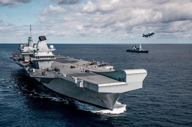 Tàu HMS Queen Elizabeth của Anh gặp sự cố trước hải trình đầu tiên