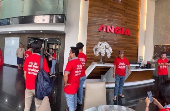 Cư dân cùng nhau lên trụ sở Công ty An Gia làm việc về.
