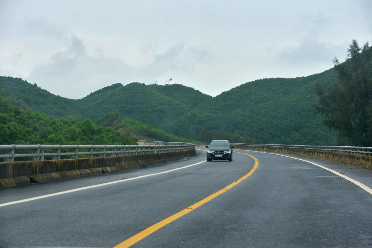 Cao tốc La Sơn - Tuý Loan có tiêu chuẩn cấp III, tốc độ tối đa cho phép là 80 km/giờ, một số đoạn giới hạn tốc độ 60 km/giờ. 