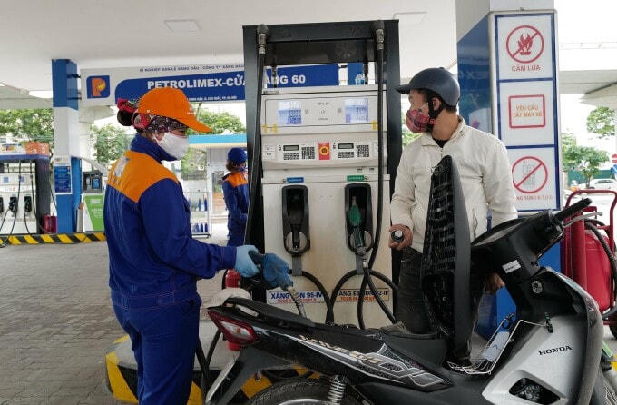Giá xăng tăng kéo theo giá nhiều mặt hàng leo thang.