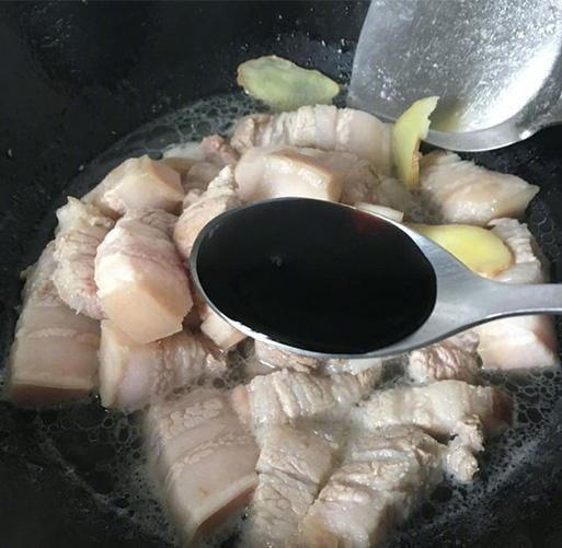 Cho 3 thìa nước tương và 1 thìa nước hàng vào cùng.