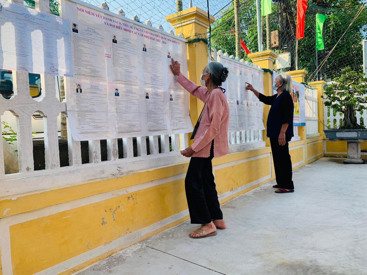 Trước khi bỏ phiếu, cụ Hào tìm hiểu kỹ thông tin về các ứng cử viên. 