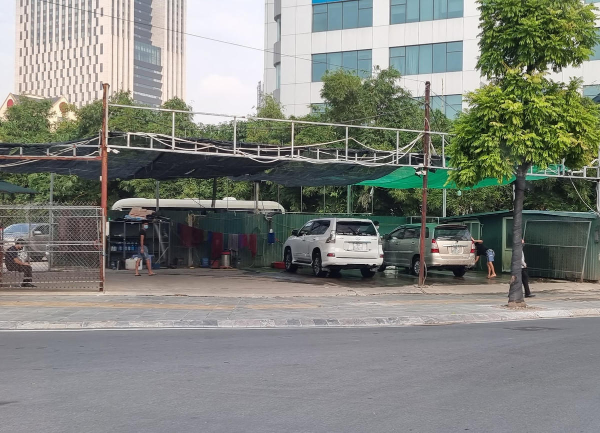 Các cửa hàng sửa chữa oto, xe máy có rất đông người tới từ sớm