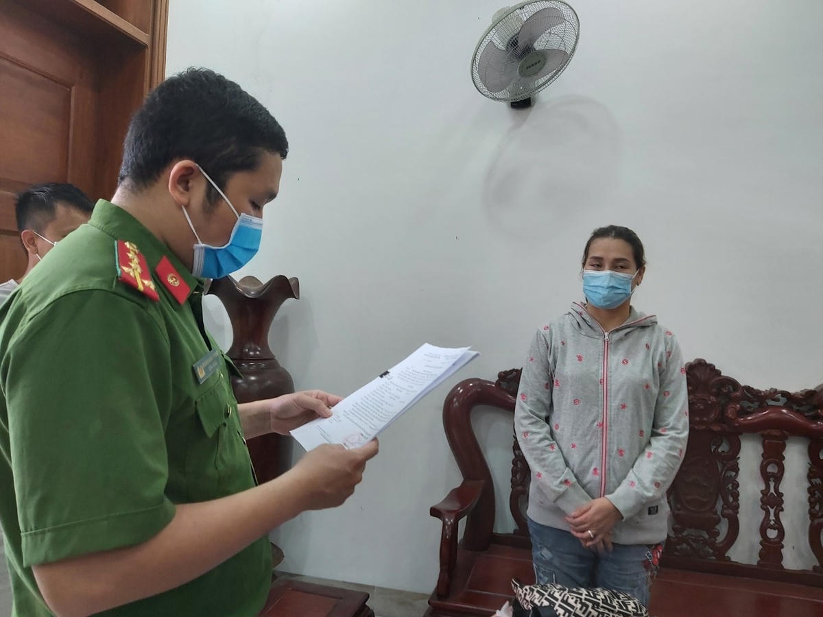 Công an đọc lệnh bắt giam bà Trần Thị Thu Hà. (Ảnh: Công an Đà Nẵng).