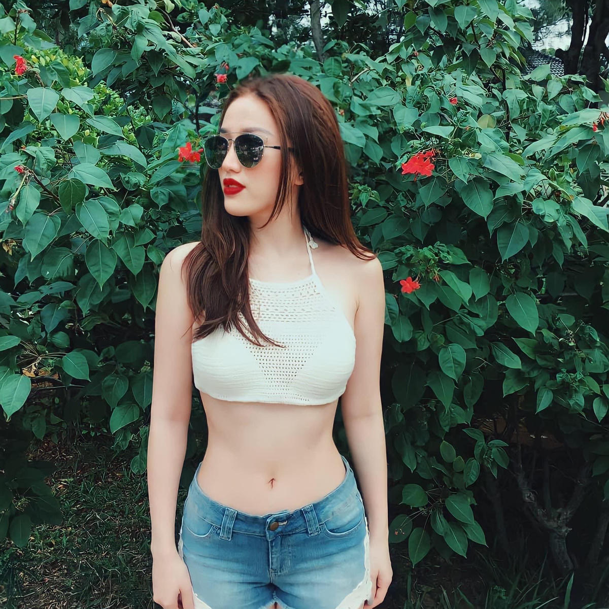 Bảo Thy khoe vòng eo con kiến hồi 48 kg.  