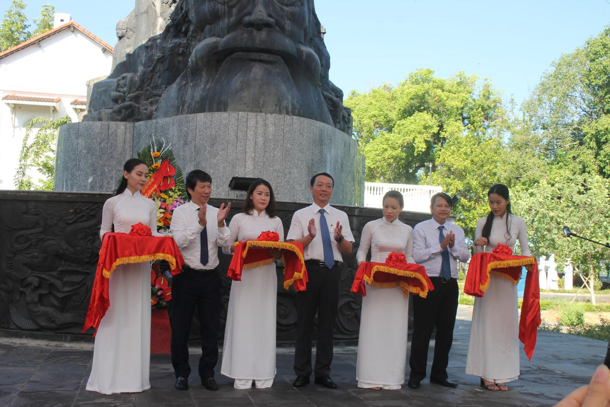 Khai trương triển lãm tại công viên Phan Bội Châu-Huế.