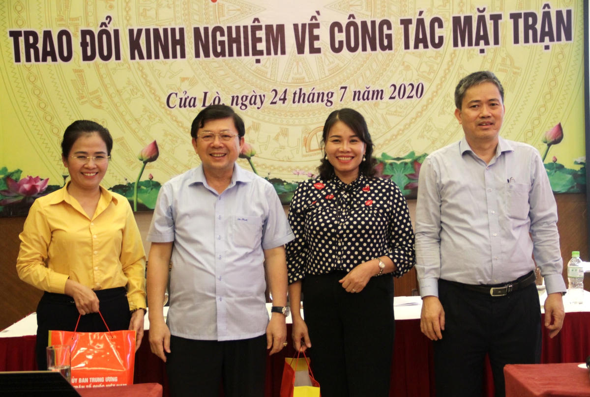 Phó Chủ tịch Nguyễn Hữu Dũng tặng quà cho đại diện Ủy ban MTTQ tỉnh Nghệ An và MTTQ Cửa Lò vì có những thành tích trong hoạt động Mặt trận.