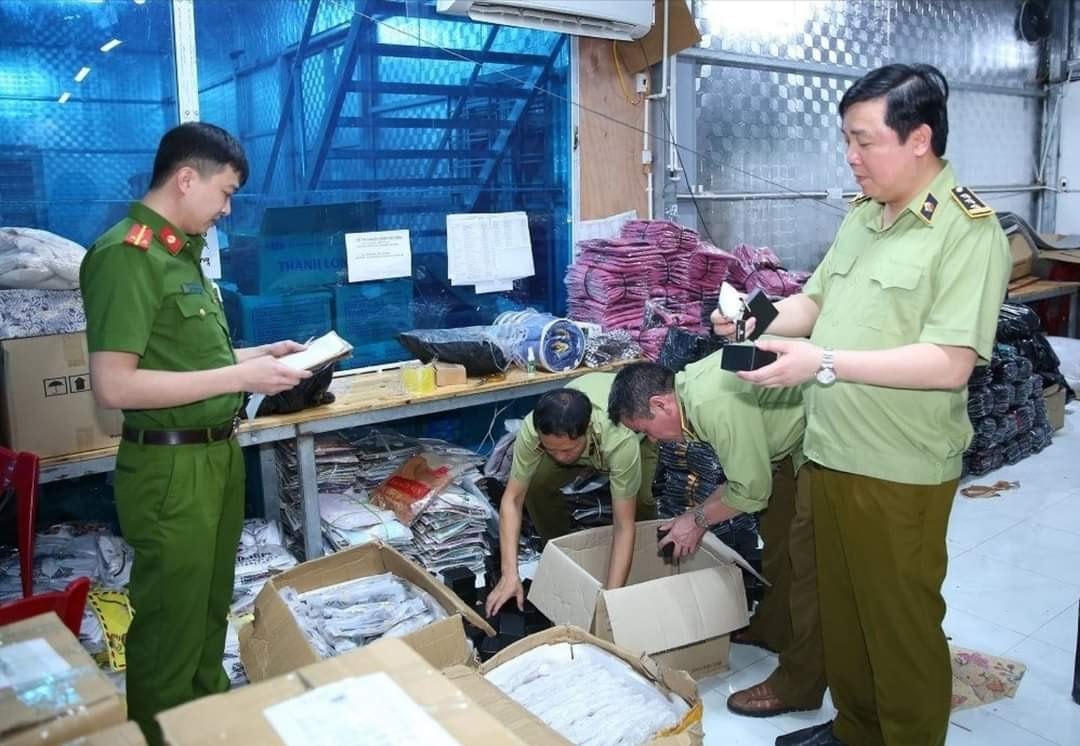 Lực lượng của Cục QLTT Ninh Bình kiểm tra cơ sở kinh doanh của ông Trần Văn Bản.