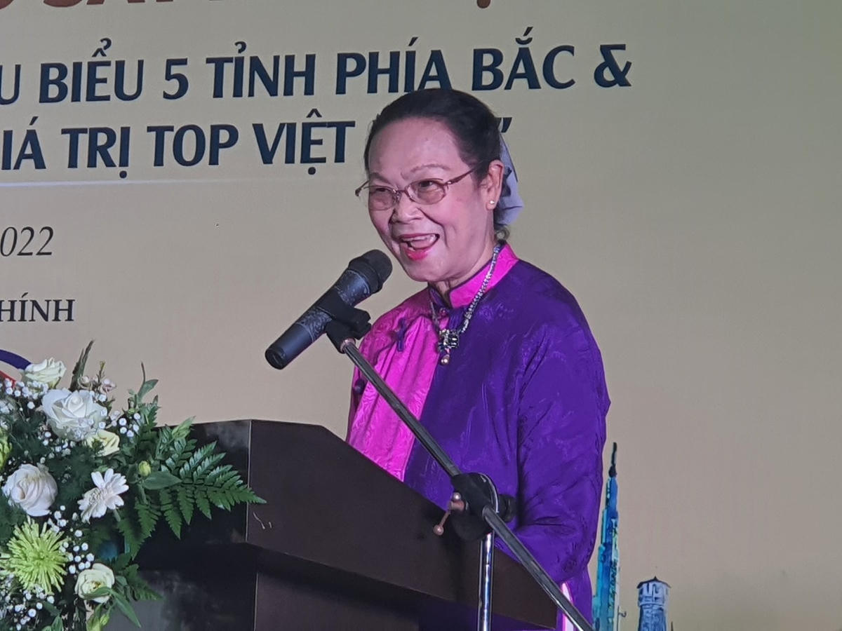 Nghệ nhân Hồ Đắc Thiếu Anh, đến từ TP Hồ Chí Minh chia sẻ về ý nghĩa của hạt muối đối với đời sống cùng những khuyến cáo về việc bảo vệ những cánh đồng muối dọc chiều dài bờ biển đất nước vốn đang bị thu hẹp. 