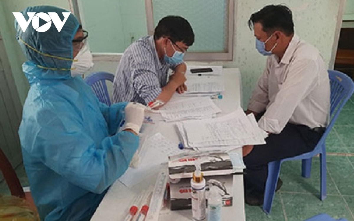 Lấy mẫu xét nghiệm tại CDC Bình Thuận. Ảnh: Trang Minh.  