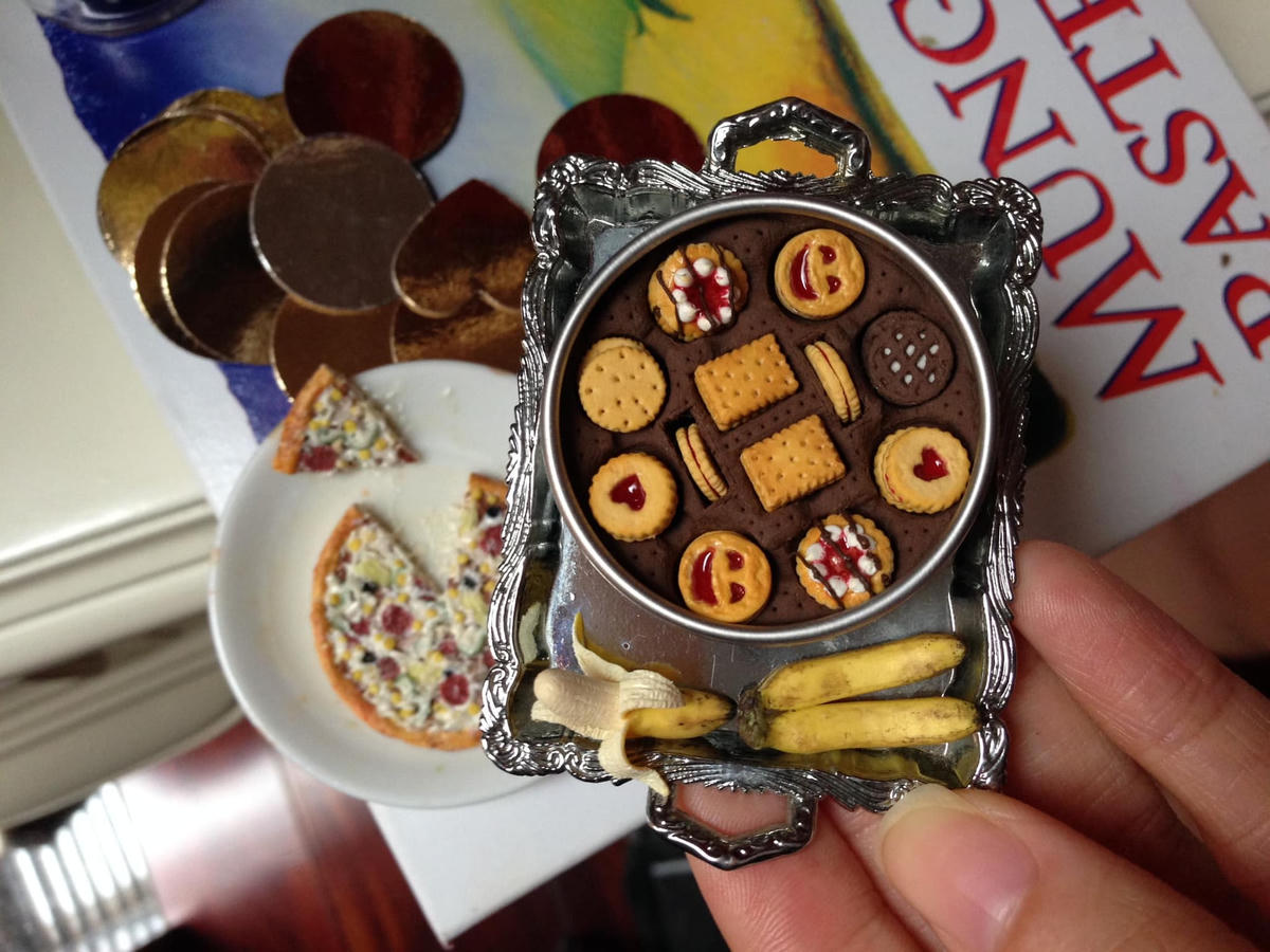 Các loại bánh quy, hoa quả được chế biến như thật. Ảnh: NVCC.