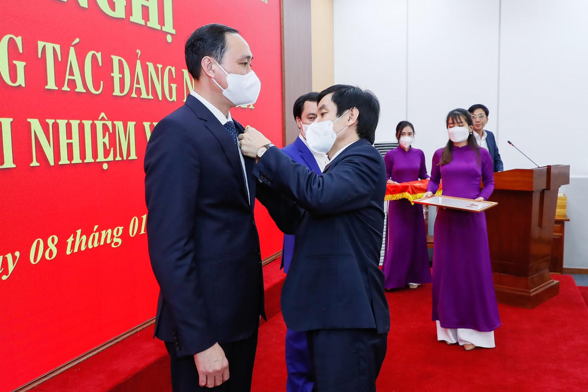 Đại diện Đảng ủy Khối các cơ quan Trung ương trao kỷ niệm chương cho các cá nhân của UBTƯ MTTQ Việt Nam.