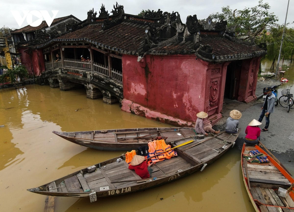 Trong 2 tháng 9 và 10, Hội An hứng chịu 6 đợt lũ.