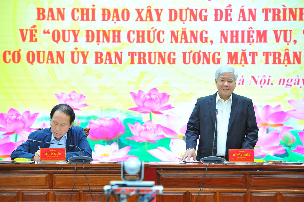 Chủ tịch Đỗ Văn Chiến phát biểu tại phiên họp.
