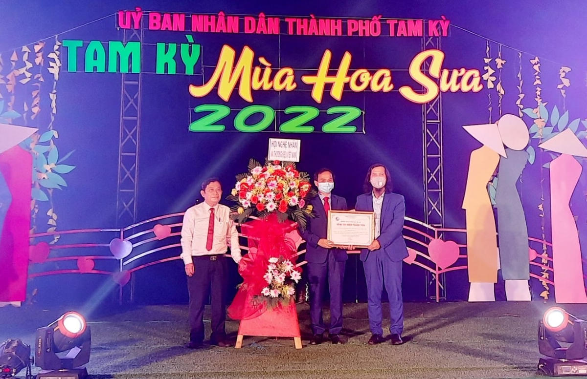 Trao tặng Bằng ghi nhận thành tích TP Tam Kỳ có công bảo tồn, phát huy giá trị cây sưa.