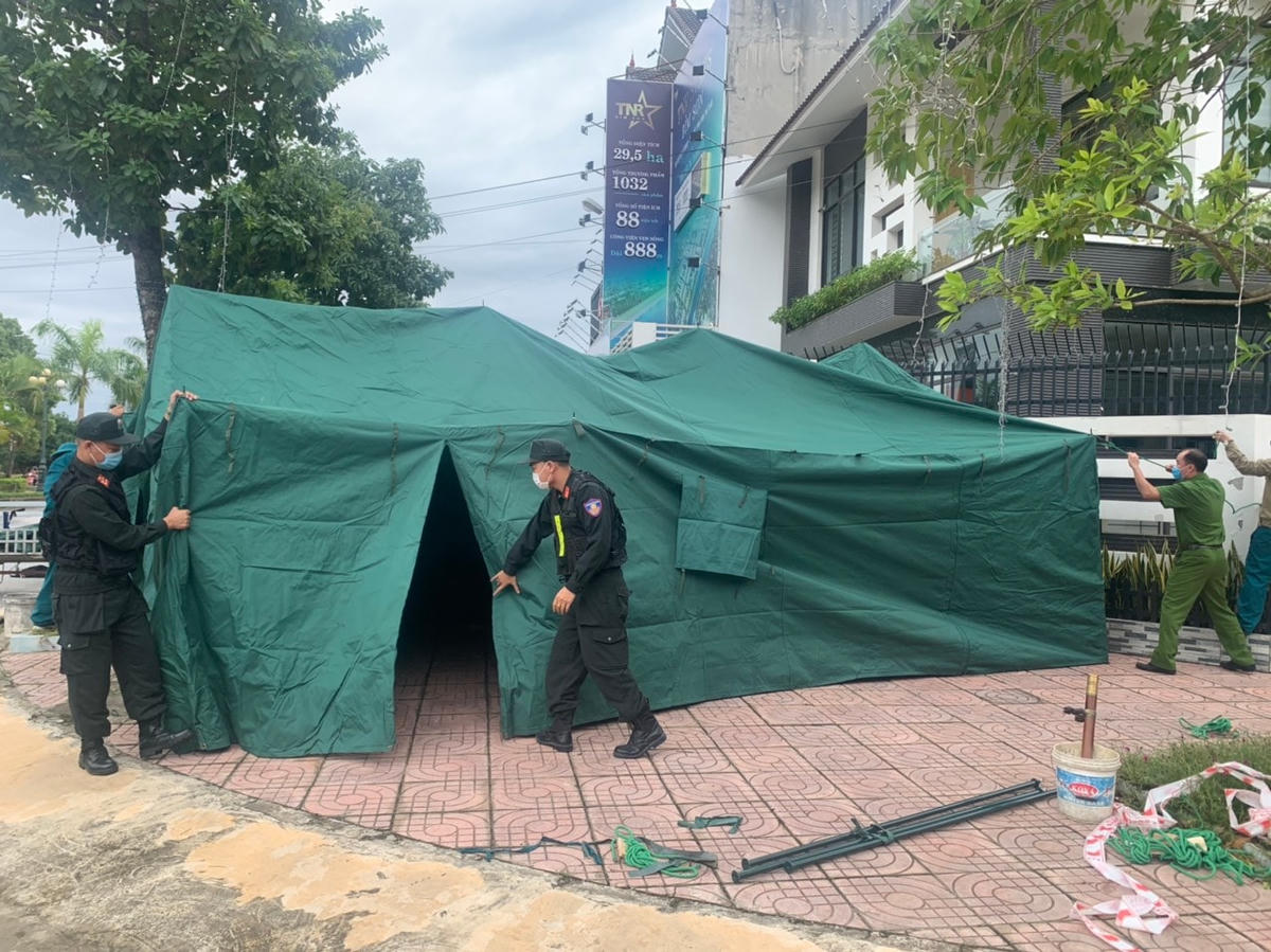 Lực lượng Cảnh sát cơ động lập lều dã chiến để trực chốt kiểm soát trên địa bàn TX Bỉm Sơn.