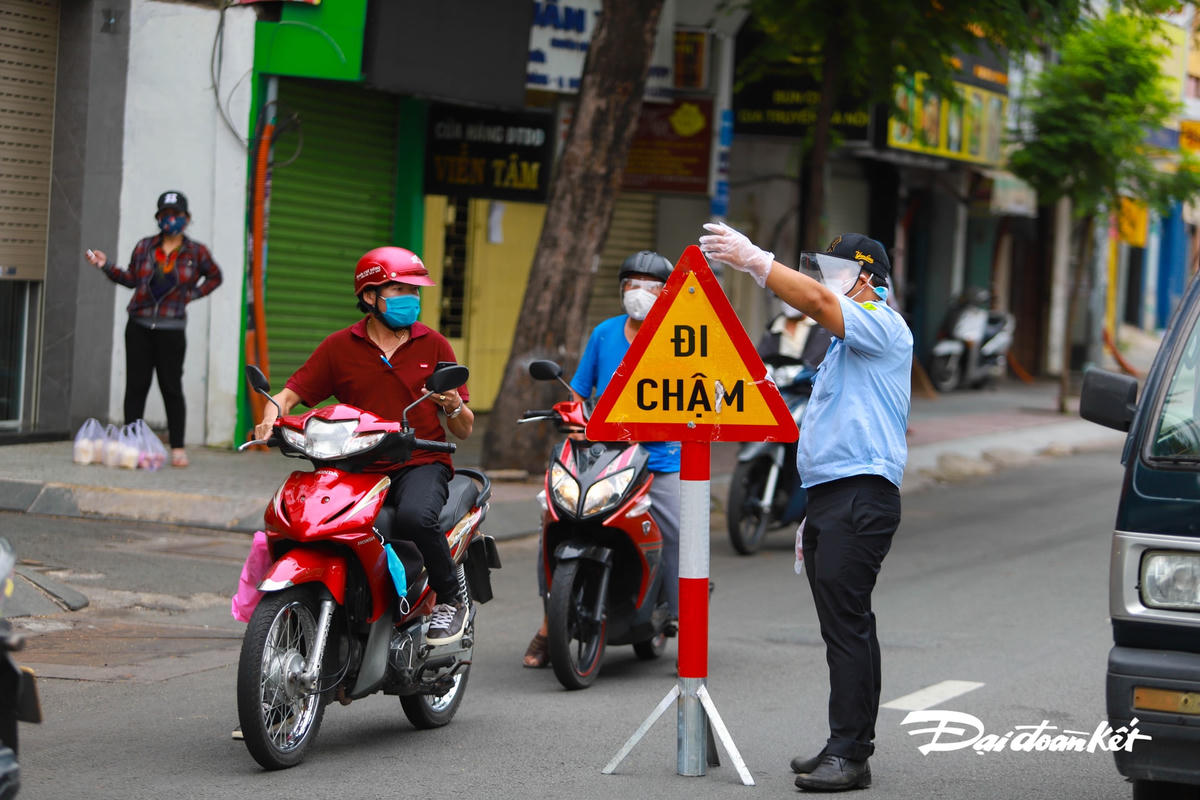 [ẢNH] Người dân vất vả khai báo ‘di biến động dân cư'